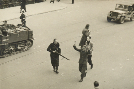 606035 Afbeelding van een Duitse militair die door twee leden van de Binnenlandse Strijdkrachten (B.S.) onder schot ...